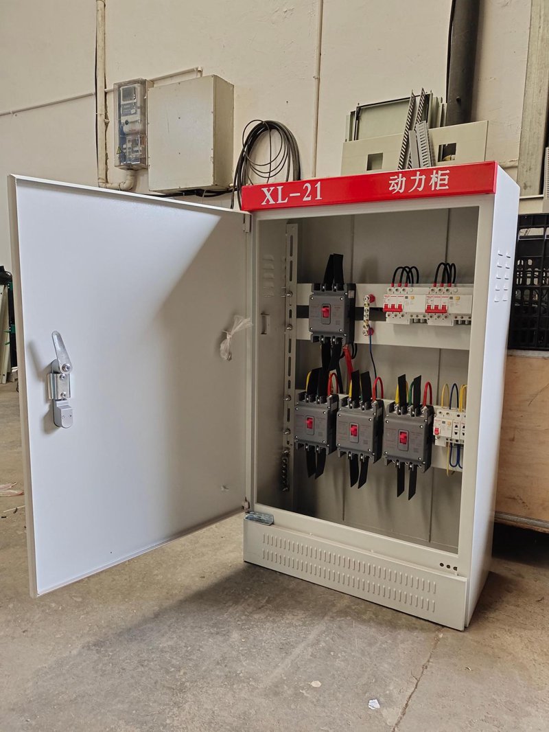 当电器设备发生火灾时，我们应该选择哪些合适的灭火工具呢？这个问题至关重要。下面通过一系列步骤详细解析不同类型的灭火器在电气火灾中的适用性和操作方法。